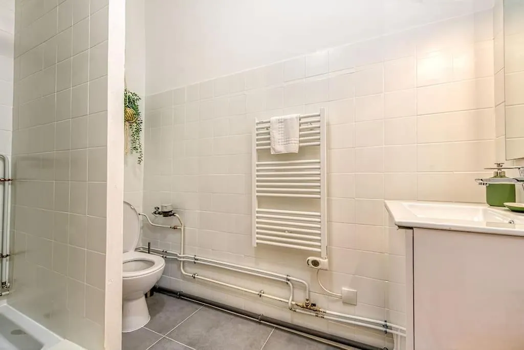 Entre Gare Et Centre-Ville: Lit Double, Wifi Grenoble 0*,  France