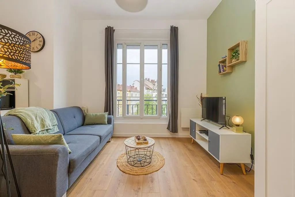 Entre Gare Et Centre-Ville: Lit Double, Wifi Grenoble 0*,  France